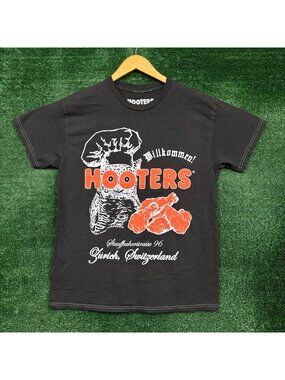 Hooters Switzerland 96 Willkommen T-Shirt Size Medium